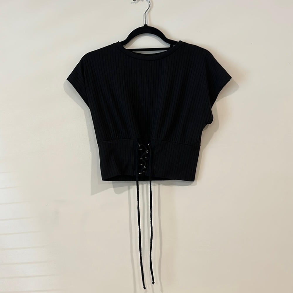 Black cropped shirt with tie up